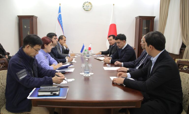 A meeting was held with a delegation from Takarazuka University, Japan.